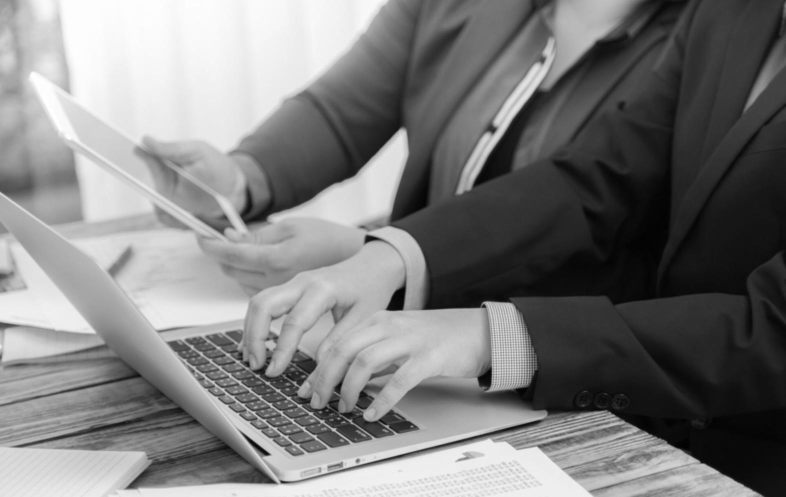 Teamarbeit bei strategischer Planung mit Finanzunterlagen und Marketingkonzepten